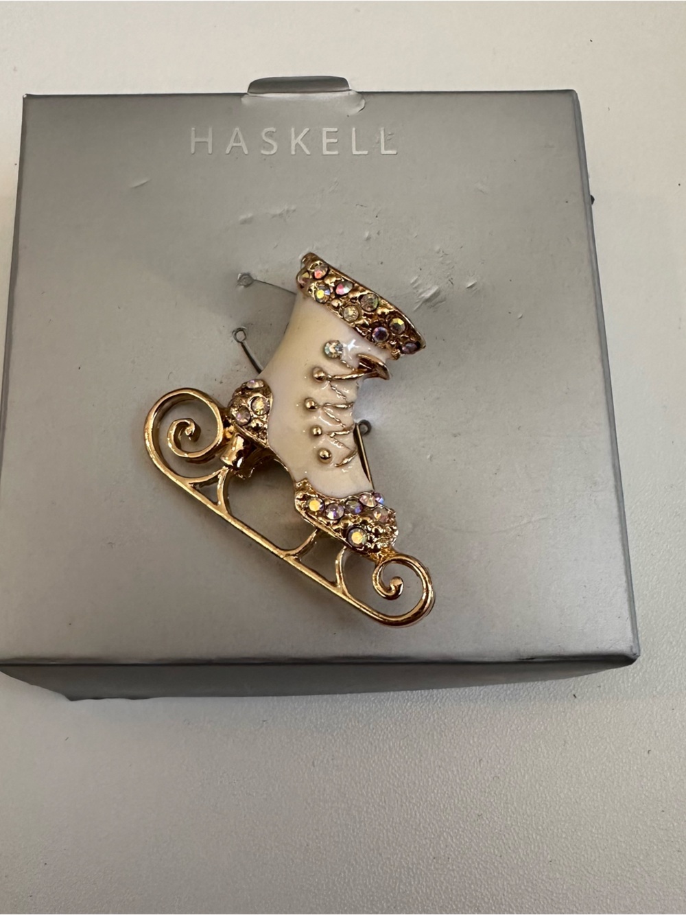 White and Gold Jeweled Skate Brooch - Holiday Christmas 🎅🏼
